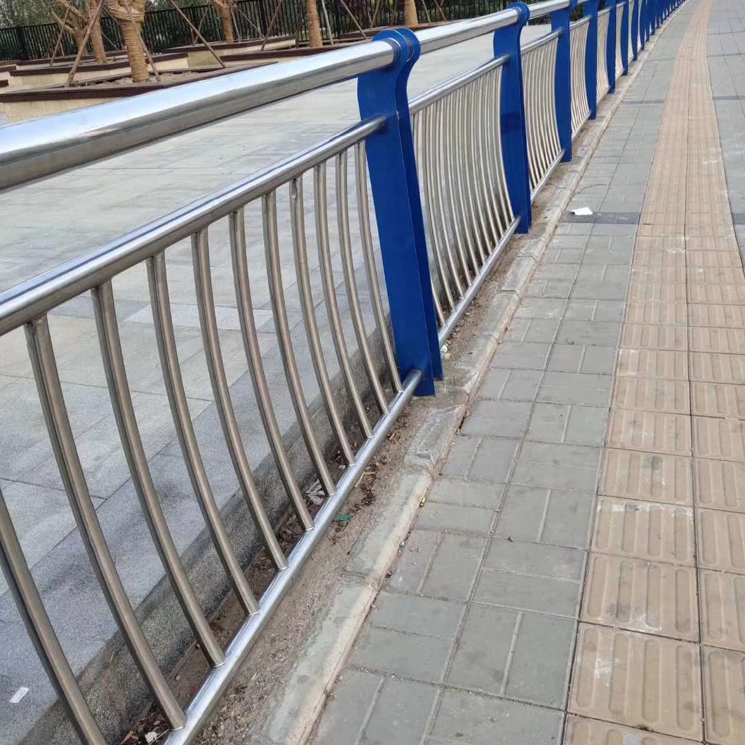 不銹鋼復(fù)合管護(hù)欄