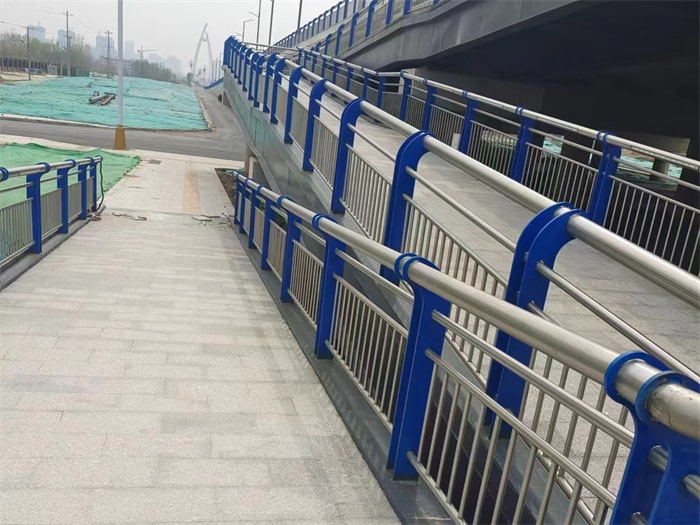 不銹鋼復(fù)合管護(hù)欄