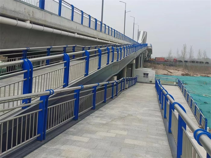 不銹鋼復(fù)合管護(hù)欄