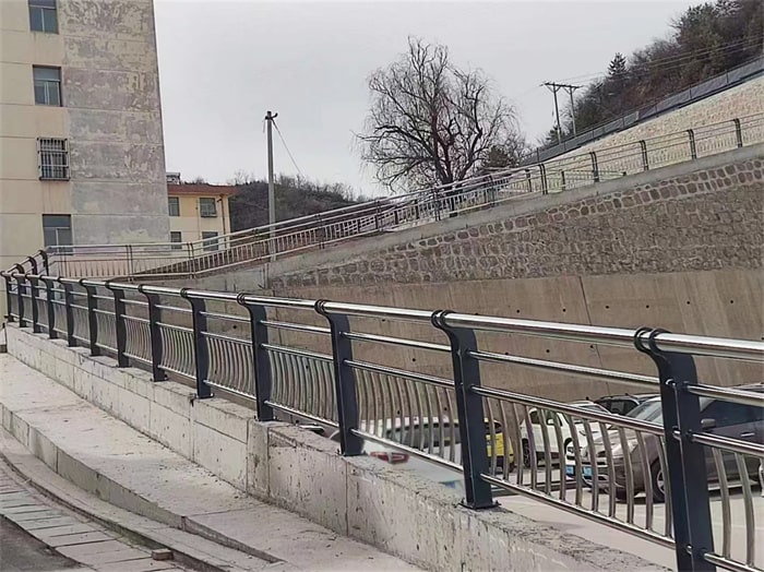 不銹鋼復(fù)合管護(hù)欄