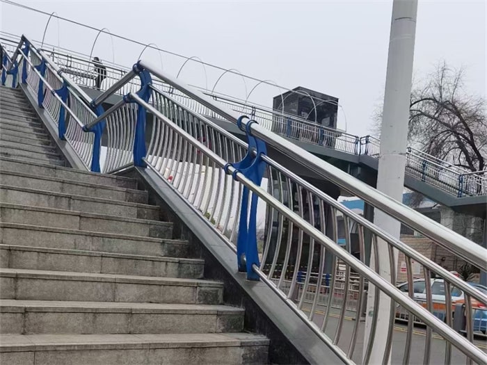 不銹鋼復(fù)合管護(hù)欄