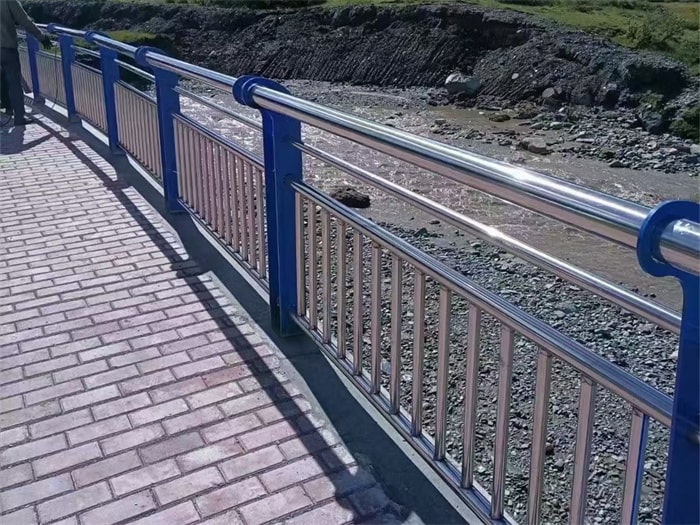 不銹鋼復(fù)合管護(hù)欄