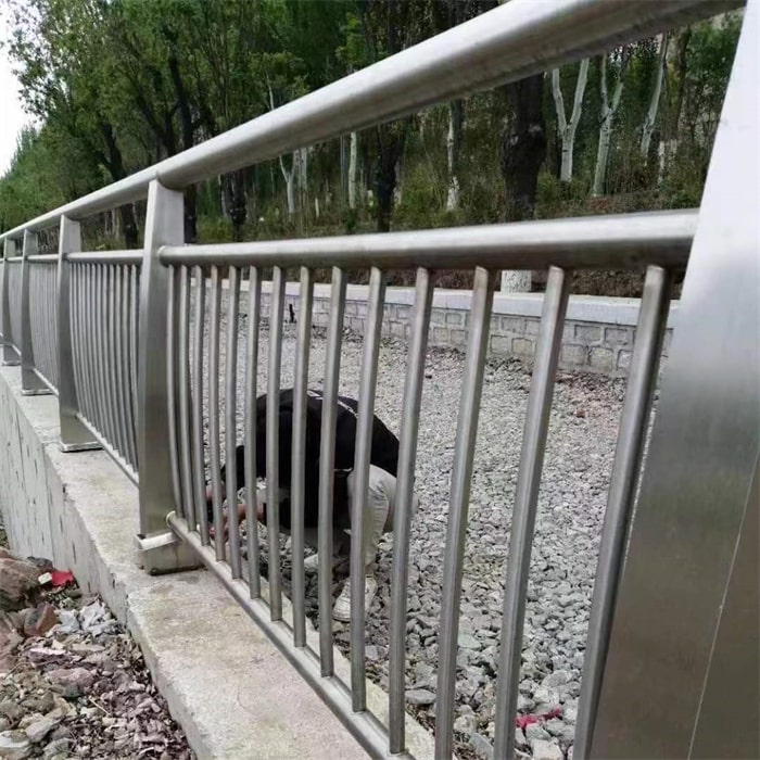 不銹鋼復(fù)合管護(hù)欄